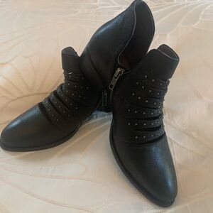 🆕 Seychelles Black Ankle Boots with Studded Detail and Pointed Toe